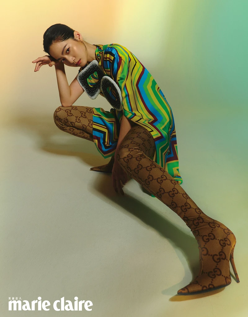 彩色圖紋長版上衣，Loewe；GG 緹花緊身長靴褲，Gucci。