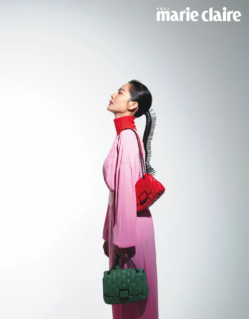 紅色高領針織衫、粉紅色絲質洋裝、腰帶、湖水綠 Brioche 鍊帶肩背包、紅色小型 Brioche 系列肩背包，all by Longchamp。