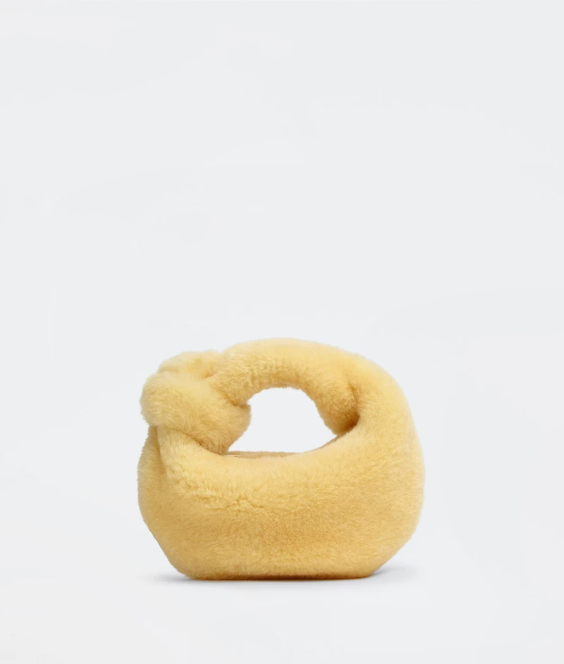 Bottega Veneta Jodie毛絨款,售價NT$75,700 Bottega Veneta Jodie毛絨款,售價NT$75,700