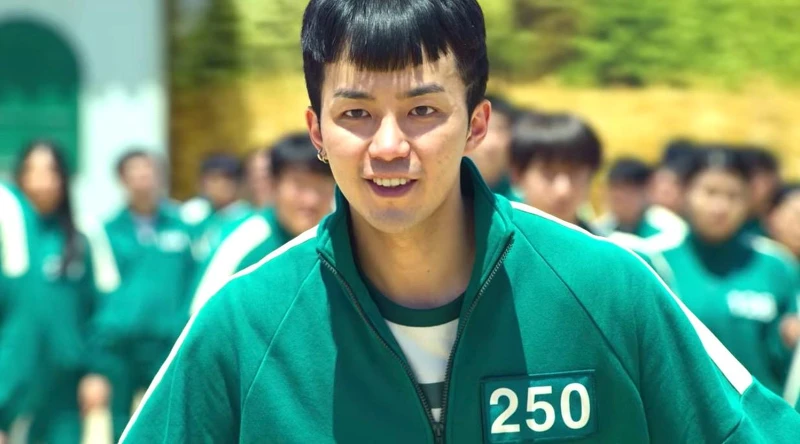 《魷魚遊戲》第1關50秒領便當「250號」 朴智勳  《魷魚遊戲》第1關50秒領便當「250號」 朴智勳