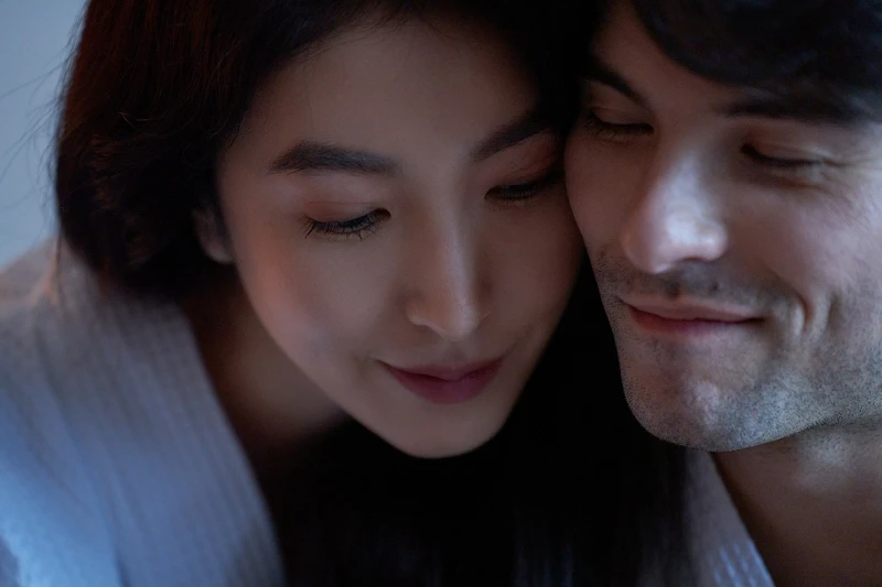 林心如與楊謹華在Netflix獨家影集《華燈初上》中自高中情同姐妹，卻為鳳小岳飾演的角色爭風吃醋