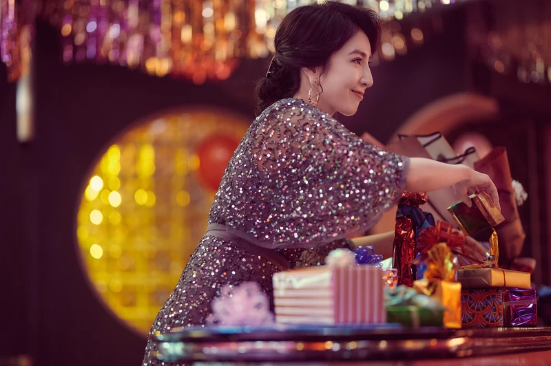 主角群們在Netflix獨家影集《華燈初上》中妝髮造型華麗多變