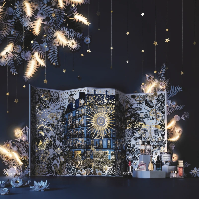 DIOR迪奧2021繁花幻境聖誕倒數日曆,午夜藍X金的配色太美麗。 DIOR迪奧2021繁花幻境聖誕倒數日曆,午夜藍X金的配色太美麗。