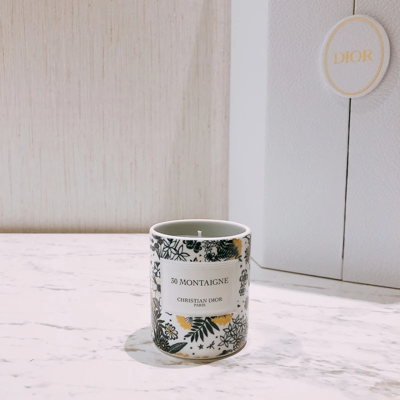 DIOR迪奧2021繁花幻境聖誕倒數日曆中,首度出現的香氛世家系列-蒙田30隨行香氛蠟燭。 DIOR迪奧2021繁花幻境聖誕倒數日曆中,首度出現的香氛世家系列-蒙田30隨行香氛蠟燭。