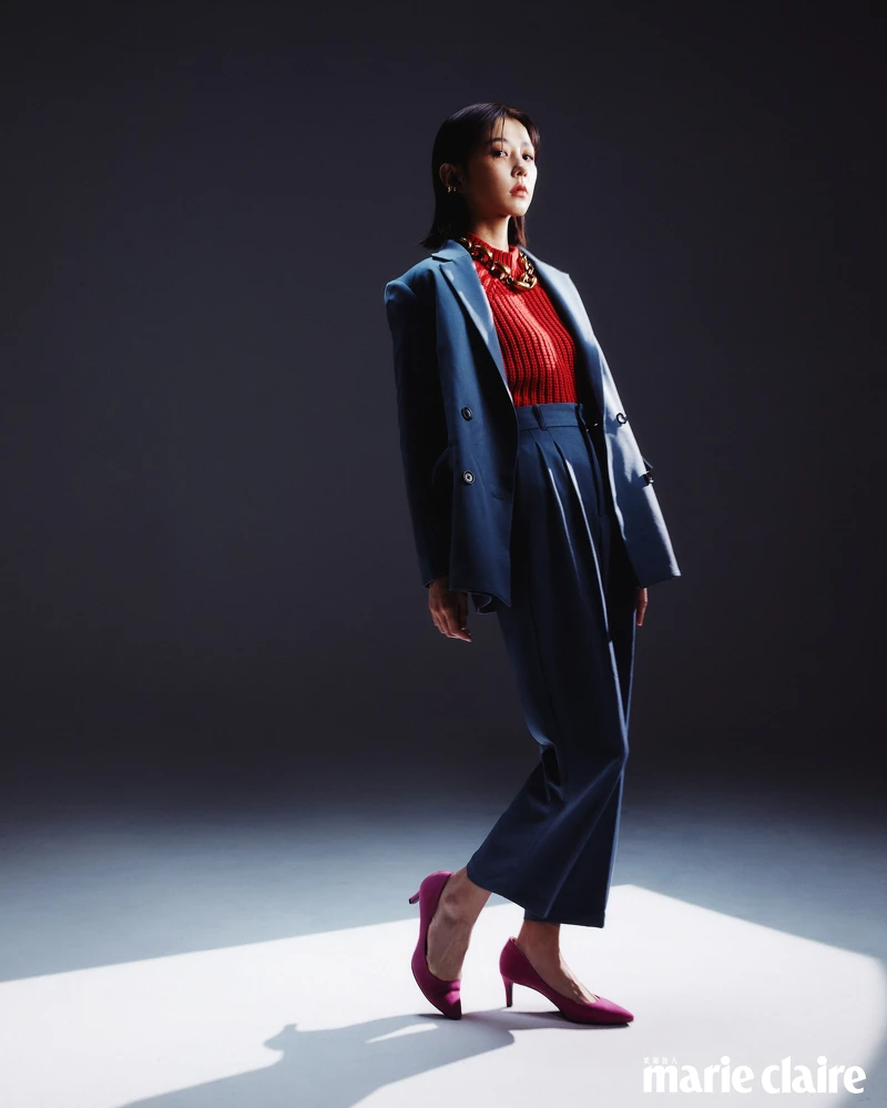 灰藍色西裝外套、灰藍色西裝長褲、橘紅色微高領針織衫、桃紅色高跟鞋,all by GU。 灰藍色西裝外套、灰藍色西裝長褲、橘紅色微高領針織衫、桃紅色高跟鞋,all by GU。