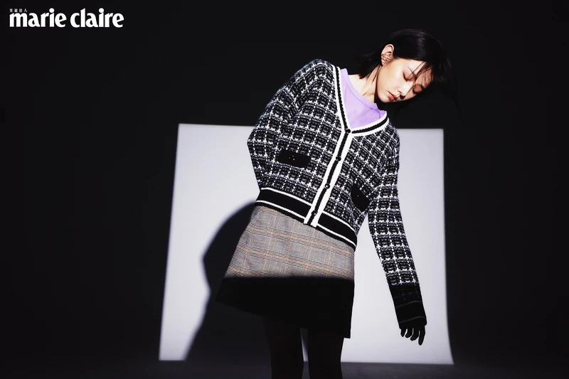 黑色針織外套、紫色上衣、灰色格紋短裙,all by GU。 黑色針織外套、紫色上衣、灰色格紋短裙,all by GU。