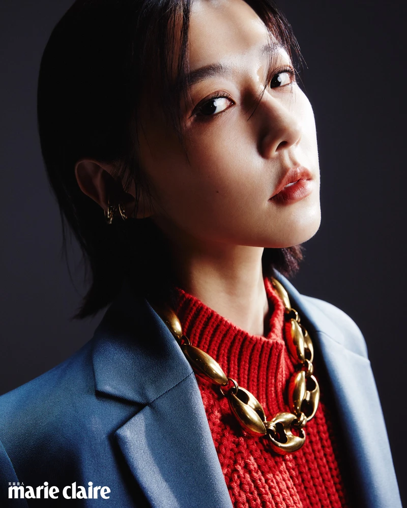 灰藍色西裝外套、橘紅色微高領針織衫,both by GU。 灰藍色西裝外套、橘紅色微高領針織衫,both by GU。