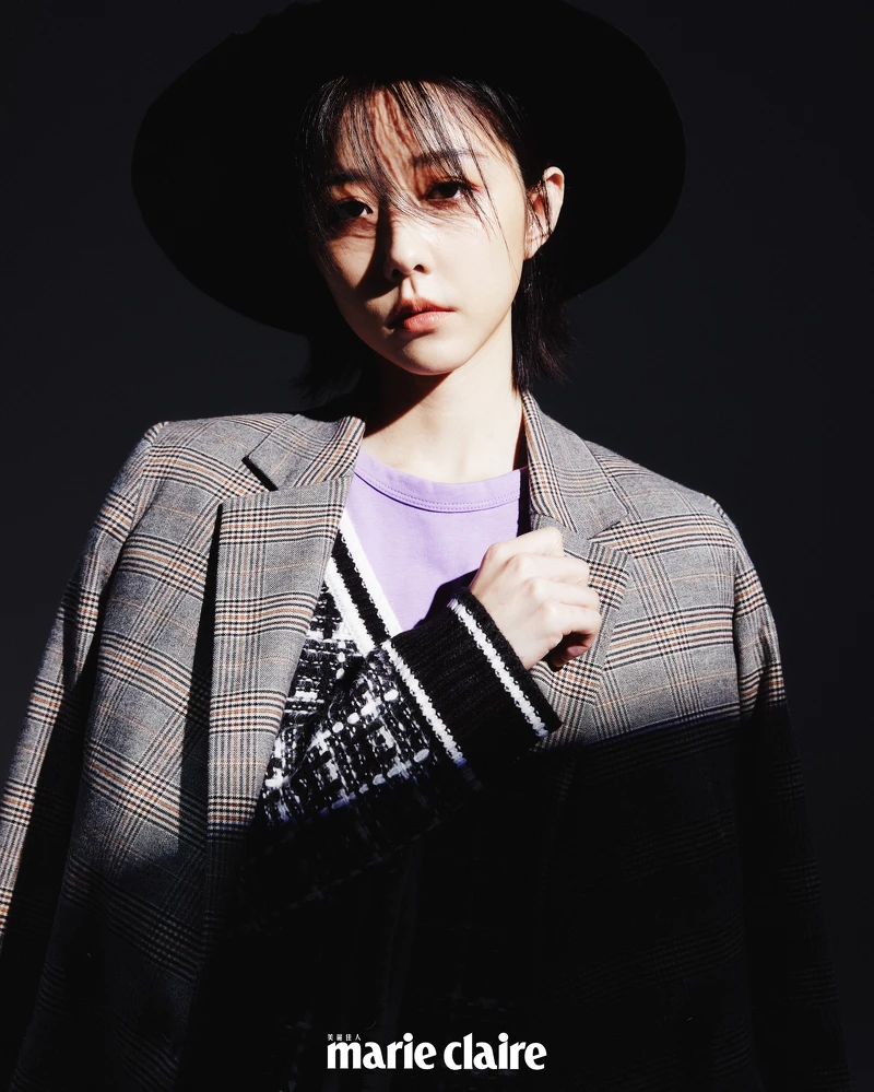 灰色格紋西裝外套、黑色針織外套、紫色上衣,all by GU。 灰色格紋西裝外套、黑色針織外套、紫色上衣,all by GU。