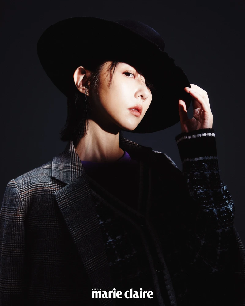 灰色格紋西裝外套、黑色針織外套、紫色上衣,all by GU。 灰色格紋西裝外套、黑色針織外套、紫色上衣,all by GU。