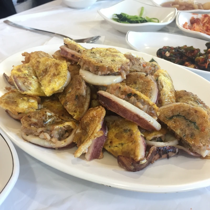 韓國束草的代表美食之一「魷魚米腸」。 韓國束草的代表美食之一「魷魚米腸」。