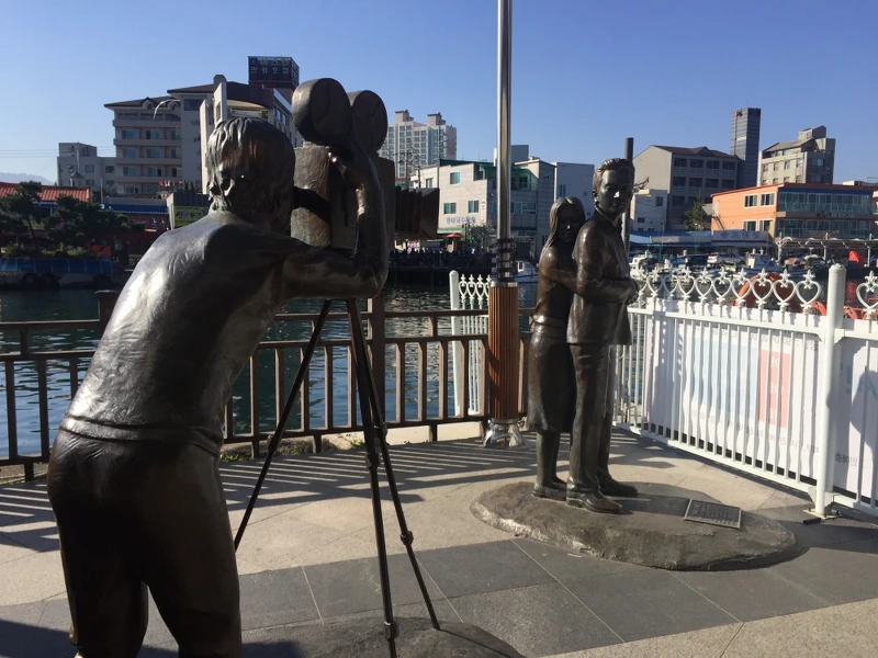 韓國束草「阿爸村」的藍色生死戀場景。 韓國束草「阿爸村」的藍色生死戀場景。