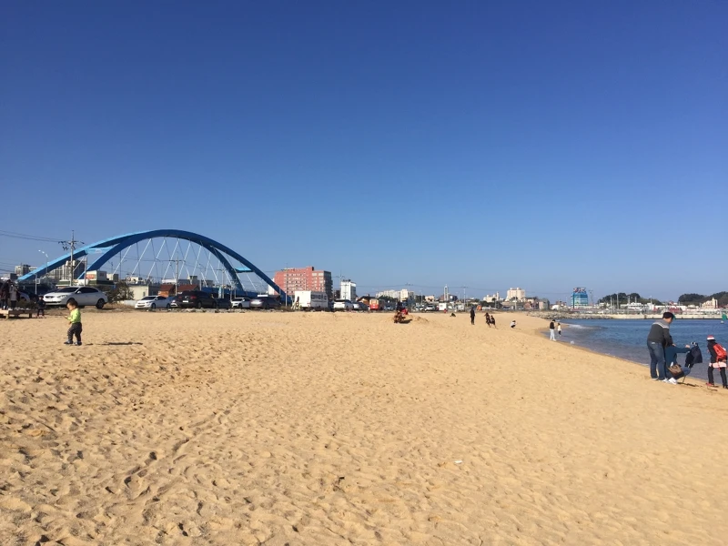 韓國束草的阿爸村沙灘。 韓國束草的阿爸村沙灘。