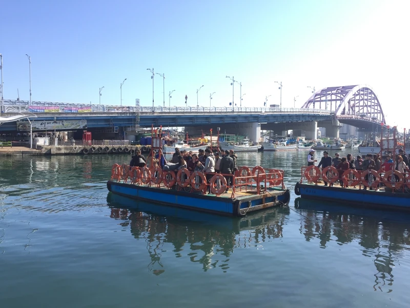 前往阿爸村唯一的交通工具「人力渡船」。 前往阿爸村唯一的交通工具「人力渡船」。