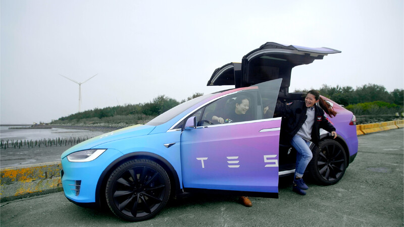 獲選者 Wendy 與她的朋友們秉持著「唯有行動,才會帶來改變。」的信念,一同駕駛彩虹 Model X 前往台灣西部海岸淨灘。 獲選者 Wendy 與她的朋友們秉持著「唯有行動,才會帶來改變。」的信念,一同駕駛彩虹 Model X 前往台灣西部海岸淨灘。