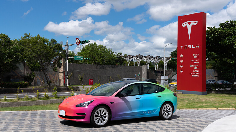 Tesla 致力於推進公司的多元化與包容性,也希望透過長期舉辦「Drive with Pride 與驕傲同行」活動,一步步匯聚「改變」的力量。 Tesla 致力於推進公司的多元化與包容性,也希望透過長期舉辦「Drive with Pride 與驕傲同行」活動,一步步匯聚「改變」的力量。