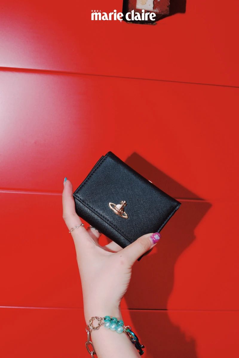 ▲vivienne Westwood短夾是水水Mizu98的幸運小物。