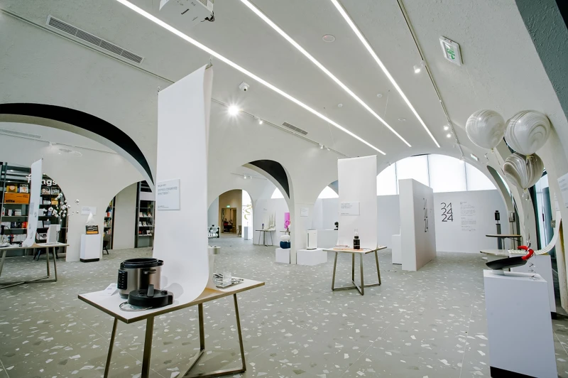 以數個拱形結構構成整個空間，彷彿讓人沈澱心情的美術館空間。