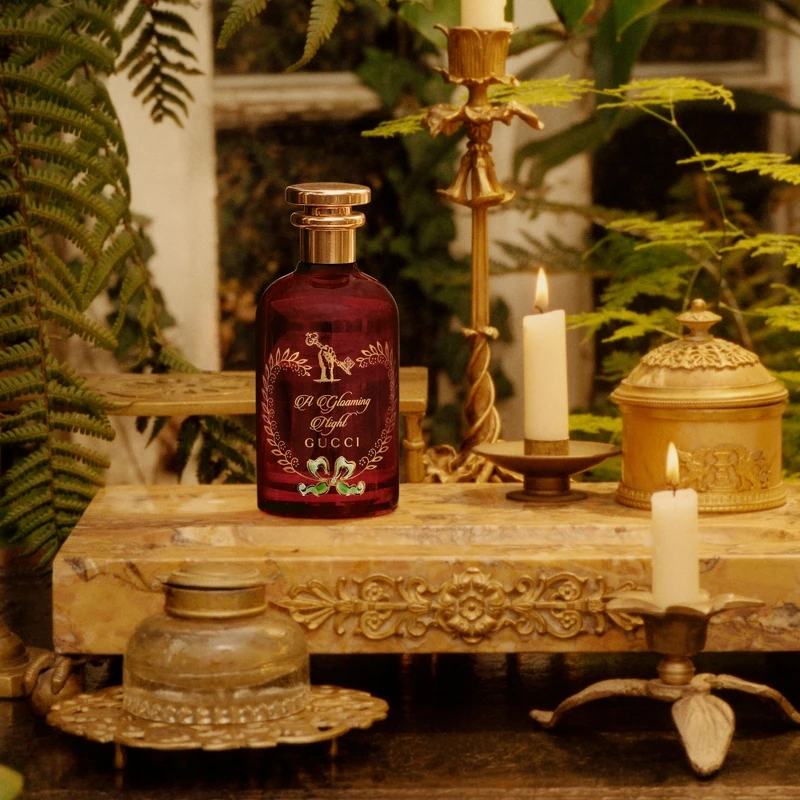 GUCC古馳煉金士花園緋之夕香水瓶採用透明寶石紅玻璃瓶身,彷彿夕陽將盡的耀眼紅光。裡面盛裝不分性別的氣味標誌,既剛強又柔和、亮眼又安神,如同日落之美。 GUCC古馳煉金士花園緋之夕香水瓶採用透明寶石紅玻璃瓶身,彷彿夕陽將盡的耀眼紅光。裡面盛裝不分性別的氣味標誌,既剛強又柔和、亮眼又安神,如同日落之美。