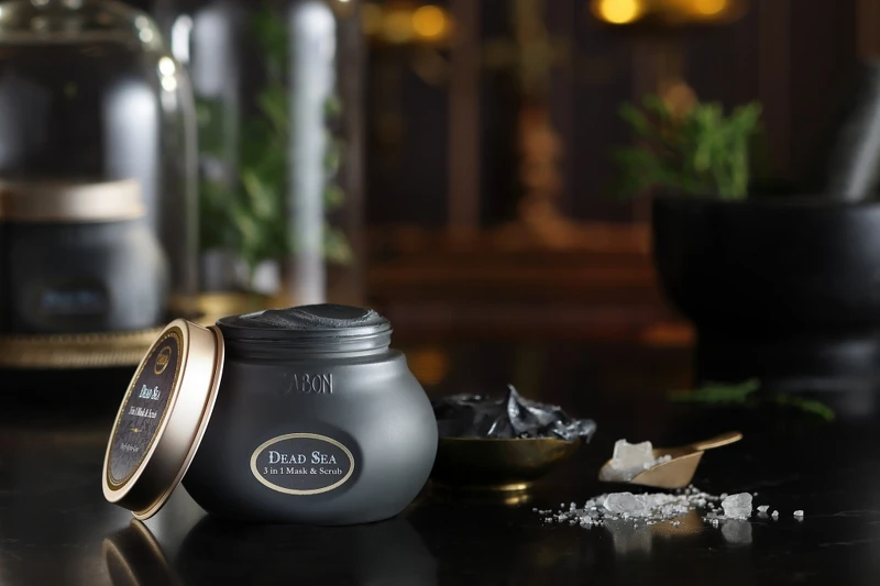 SABON光采煥顏三效死海泥面膜情境圖。 SABON光采煥顏三效死海泥面膜情境圖。