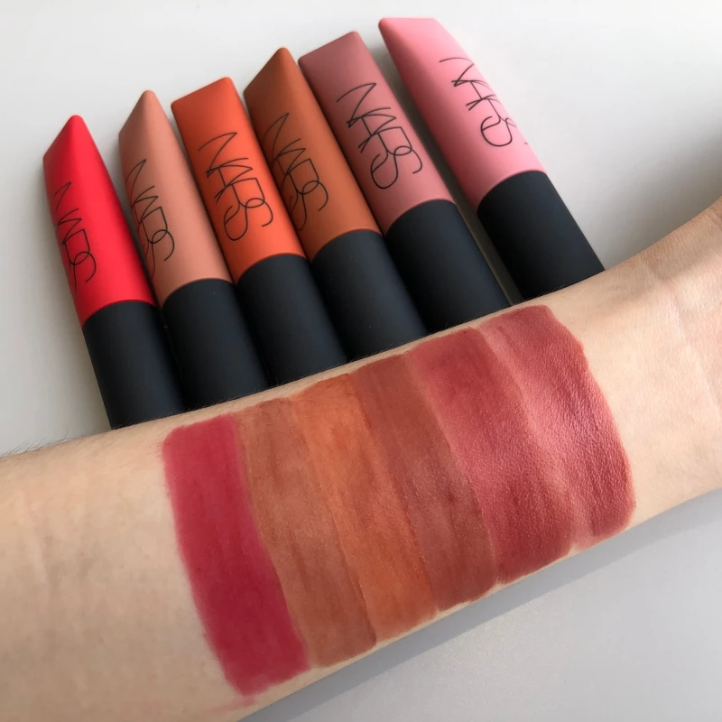 NARS雲霧唇誘2021新色手部試色，左起為：#DRAGON GIRL酒釀櫻桃、#SURRENDER杏仁烤奶、#MOROCCO焦糖泰奶、LOSE CONTROL琥珀可可、GIPSY微醺莓果、#DOLCE VITA乾燥玫瑰。