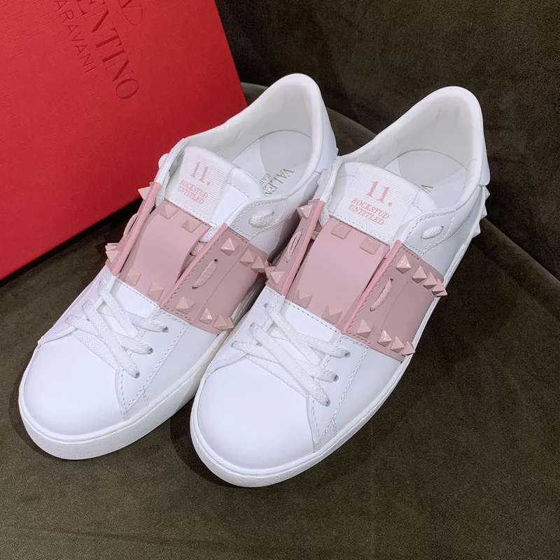 Valentino鉚釘小牛皮休閒鞋，NT26,600