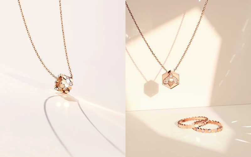 左圖:Bee My Love 18K玫瑰金吊墜,鑲嵌12顆明亮式切割鑽石。右圖:Bee My Love 18K玫瑰金吊墜,鑲嵌明亮式切割鑽石。Bee My Love 18K玫瑰金戒指,半鋪鑲明亮式切割鑽石。Bee My Love 18K玫瑰金戒指。 左圖:Bee My Love 18K玫瑰金吊墜,鑲嵌12顆明亮式切割鑽石。右圖:Bee My Love 18K玫瑰金吊墜,鑲嵌明亮式切割鑽石。Bee My Love 18K玫瑰金戒指,半鋪鑲明亮式切割鑽石。Bee My Love 18K玫瑰金戒指。