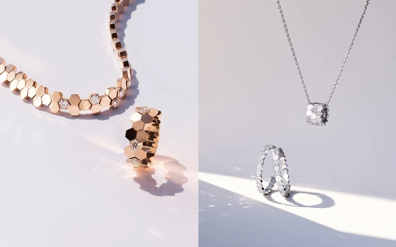 左圖:Bee My Love 18K玫瑰金手鏈,鑲嵌7顆Taille Impératrice皇后式切割鑽石,各重0.23克拉。Bee My Love 18K玫瑰金戒指,鑲嵌3顆Taille Impératrice皇后式切割鑽石,各重0.23克拉。右圖:Bee My Love 18K白金戒指,鑲嵌明亮式切工鑽石。Bee My Love 18K白金戒指,半鋪鑲明亮式切割鑽石。Bee My Love 18K白金吊墜,鑲嵌12顆明亮式切割鑽石。 左圖:Bee My Love 18K玫瑰金手鏈,鑲嵌7顆Taille Impératrice皇后式切割鑽石,各重0.23克拉。Bee My Love 18K玫瑰金戒指,鑲嵌3顆Taille Impératrice皇后式切割鑽石,各重0.23克拉。右圖:Bee My Love 18K白金戒指,鑲嵌明亮式切工鑽石。Bee My Love 18K白金戒指,半鋪鑲明亮式切割鑽石。Bee My Love 18K白金吊墜,鑲嵌12顆明亮式切割鑽石。