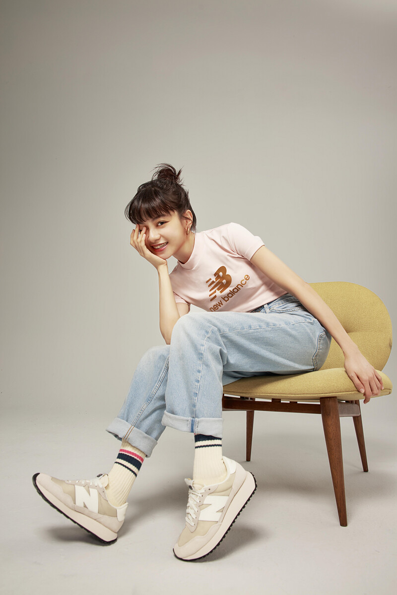 粉色高領短袖上衣,NT880、條紋中筒襪,NT230、WS237DH1鞋款,NT 2,680 。All by New Balance 粉色高領短袖上衣,NT880、條紋中筒襪,NT230、WS237DH1鞋款,NT 2,680 。All by New Balance