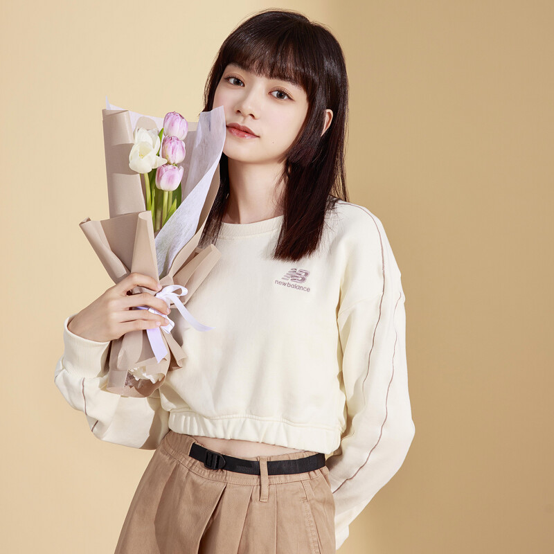 New Balance短版剪裁Logo上衣,NT 1,080 New Balance短版剪裁Logo上衣,NT 1,080