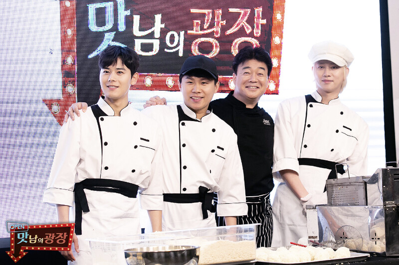 開播時成員左起有金桐俊、梁世炯、金希澈,黑衣服為白種元老師。 開播時成員左起有金桐俊、梁世炯、金希澈,黑衣服為白種元老師。