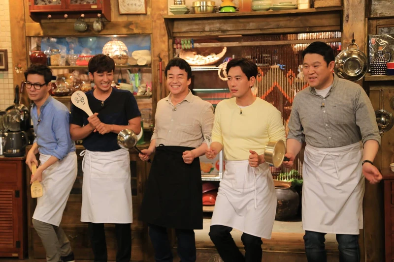 第一季成員為右起尹尚、孫浩俊、白種元老師、朴正哲、金九拉。 第一季成員為右起尹尚、孫浩俊、白種元老師、朴正哲、金九拉。