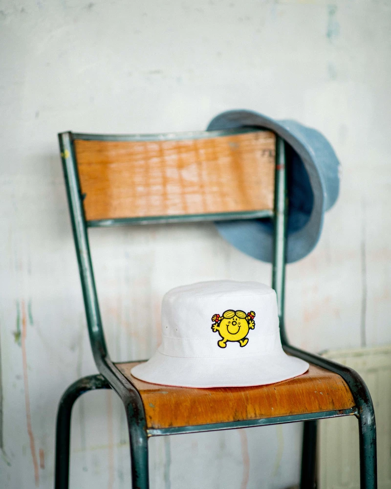 SANDRO X MR MEN LITTLE MISS 白色漁夫帽,NT3,950。 SANDRO X MR MEN LITTLE MISS 白色漁夫帽,NT3,950。