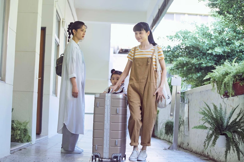 《無神之地不下雨》曾之喬（左）納悶姚愛寗（右）絲毫忘記昨晚妹妹（中）失蹤之事