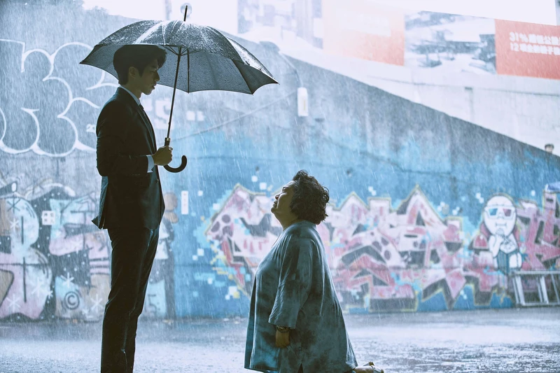 《無神之地不下雨》「珊瑚之神」鍾欣凌（右）跪求「雨之神」傅孟柏讓她留在人間