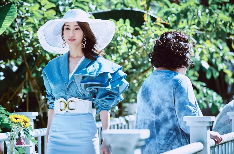 《無神之地不下雨》柯佳嬿（左）「使壞」帶走鍾欣凌所飾演的「珊瑚之神」