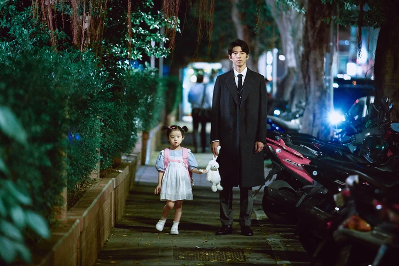 《無神之地不下雨》「小愛玉」葉子綺（左）向「雨之神」傅孟柏求「牽牽」，奶音融化眾人