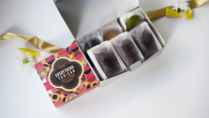 《SABON聖誕 流金年華 X 大口心心 肥德蓮限量組合》禮盒內部。