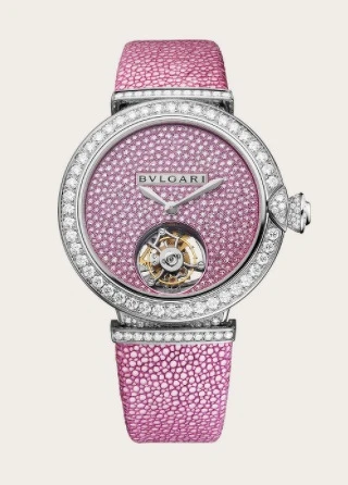 BVLGARI 寶格麗 LVCEA系列陀飛輪手錶,錶徑38mm,粉紅色全密鑲鑽石錶盤,粉紅色珍珠魚皮錶帶,限量50只,售價店洽。 BVLGARI 寶格麗 LVCEA系列陀飛輪手錶,錶徑38mm,粉紅色全密鑲鑽石錶盤,粉紅色珍珠魚皮錶帶,限量50只,售價店洽。