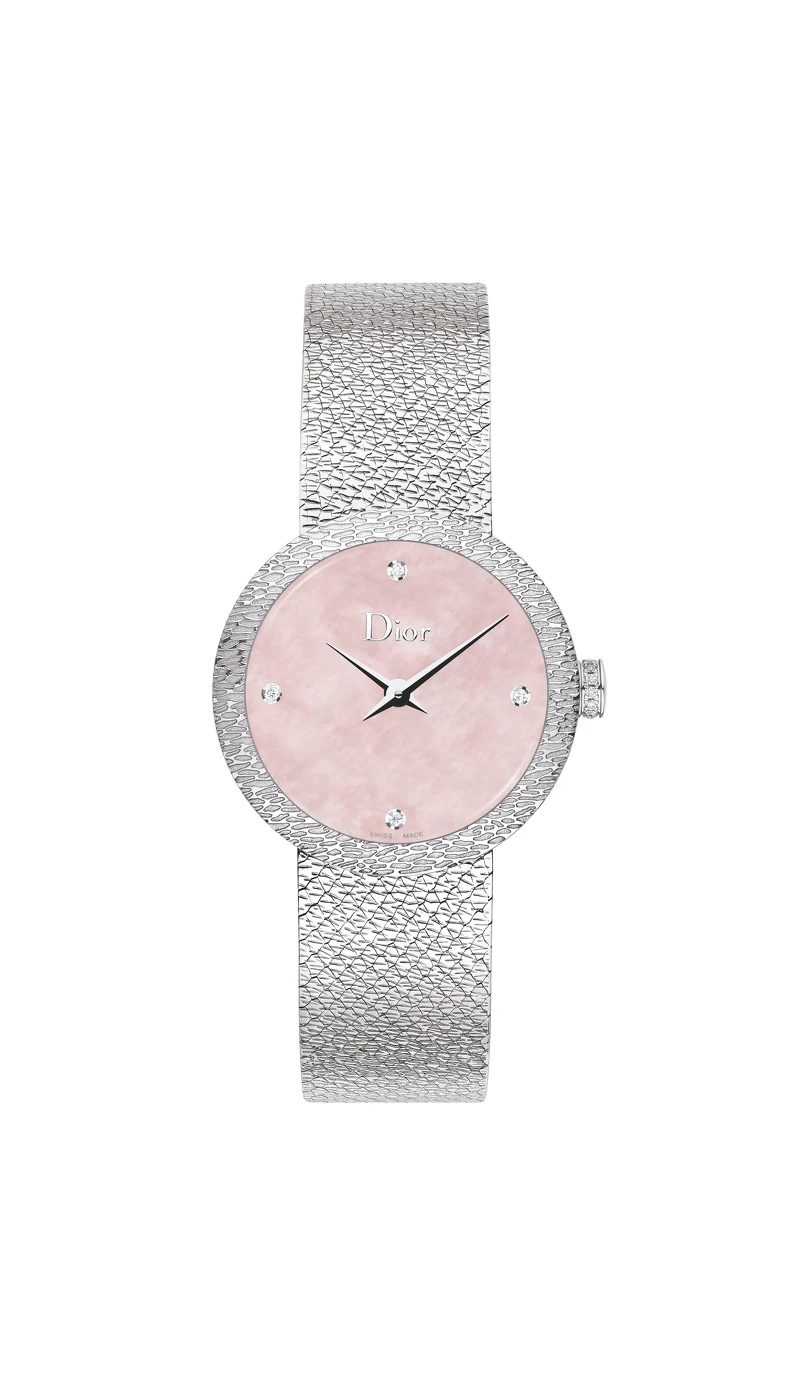 La D De Dior Satine,直徑25mm,精鋼、鑽石和粉紅色珍珠母貝錶盤,石英機芯,米蘭式織網精鋼錶鍊,售價NT124,000。 La D De Dior Satine,直徑25mm,精鋼、鑽石和粉紅色珍珠母貝錶盤,石英機芯,米蘭式織網精鋼錶鍊,售價NT124,000。