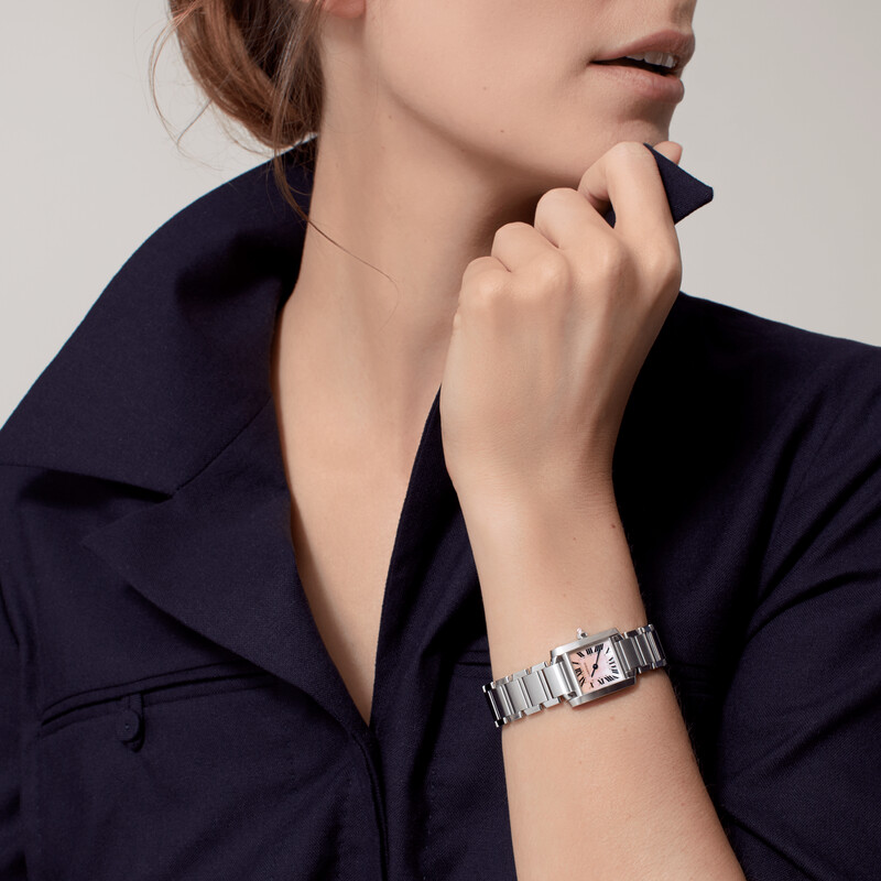 卡地亞 Tank Francaise系列手錶,小型款(25Xx20x6.15mm)精鋼錶殼,石英機芯,售價NT110,000。 卡地亞 Tank Francaise系列手錶,小型款(25Xx20x6.15mm)精鋼錶殼,石英機芯,售價NT110,000。