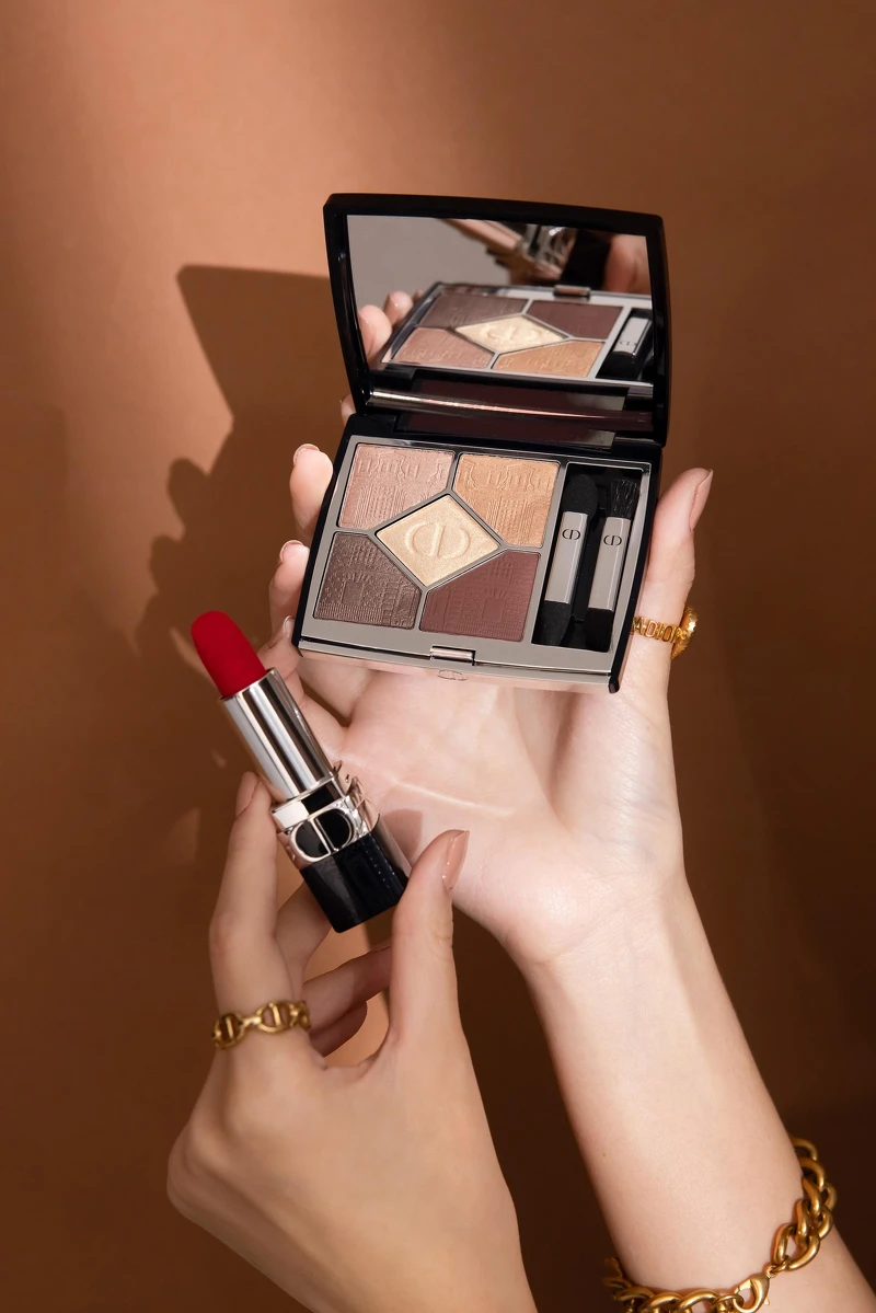 《DIOR迪奧經典五色眼影 璀璨蒙田限量版》#469 暗棕詩篇 《DIOR迪奧藍星唇膏 璀璨蒙田限量版》絲絨特霧#999特霧正紅 《DIOR迪奧經典五色眼影 璀璨蒙田限量版》#469 暗棕詩篇 《DIOR迪奧藍星唇膏 璀璨蒙田限量版》絲絨特霧#999特霧正紅