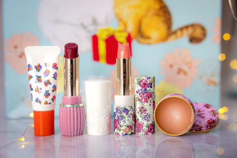 PAUL＆JOE 2021限量聖誕美夢倒數月曆中的花漾晶亮唇釉6g、櫻花粉西洋菊限量唇膏盒+限量西洋菊保濕唇膏3.5g、繁花限量唇膏盒+貓咪珠光唇膏 2.6g、粉紅香檳護唇膏6g。