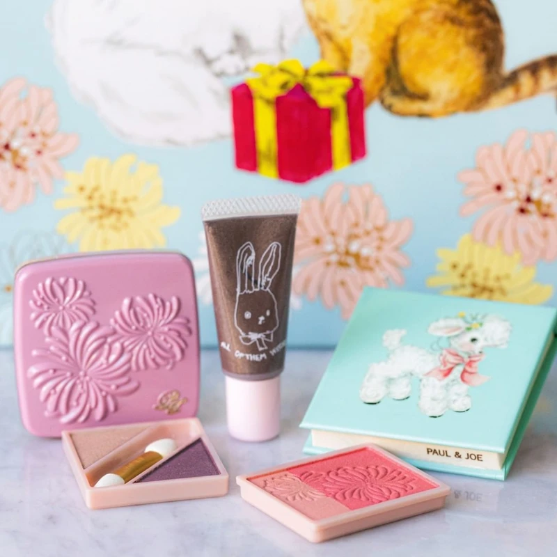 PAUL＆JOE 2021限量聖誕美夢倒數月曆中的櫻花粉西洋菊限量眼頰彩盒、雙色限量眼彩2.2g、可可兔眼影蜜9g、巴黎訂製限量修容餅4g、波蘭小綿羊限量眼頰彩盒。