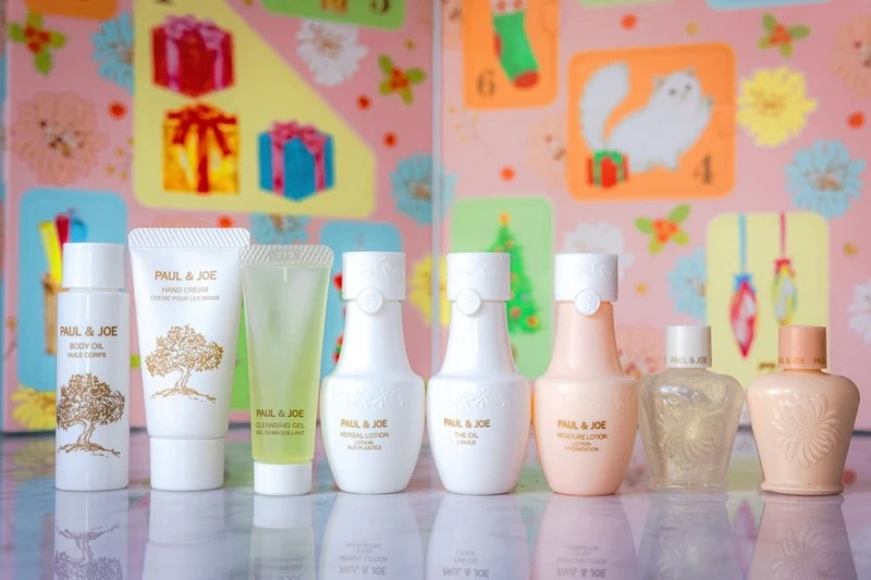 PAUL＆JOE 2021限量聖誕美夢倒數月曆中的法式保養身體精華油18ml、法式保養護手霜14g、橄欖卸妝凝膠10g、橄欖化妝水25ml、橄欖臉部精華油25ml、橄欖保濕精華露25ml、香檳金珍珠光隔離乳10ml、限量糖瓷絲潤隔離乳10ml。