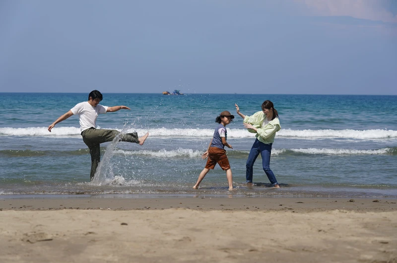(左)王柏傑(中)白潤音(右)邵雨薇影集《比悲傷更悲傷的故事》天才童星白潤音所飾演安安兒子可樂，因為身懷隱疾的可樂當起邱比特在兩人中間穿針引線