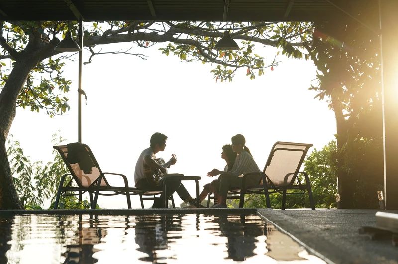 影集《比悲傷更悲傷的故事》邵雨薇與王柏傑因白潤音牽線 三人彷彿一家人