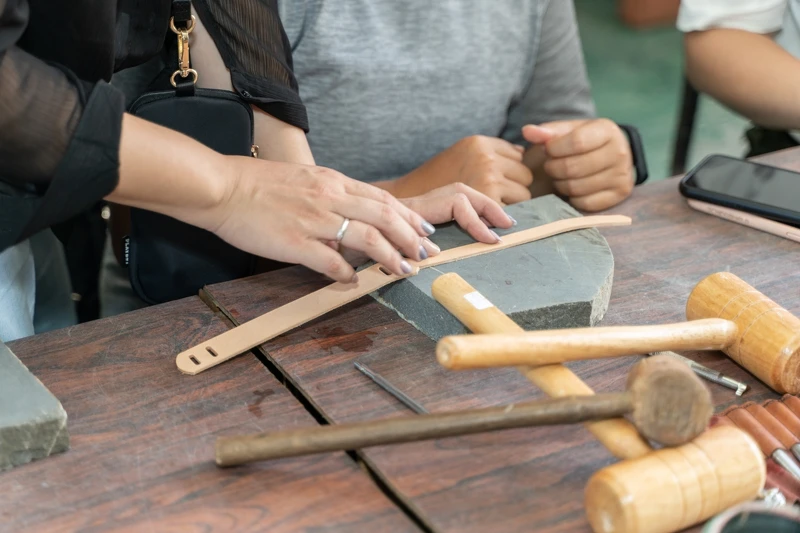 嘟嘟工作室可體驗皮雕。