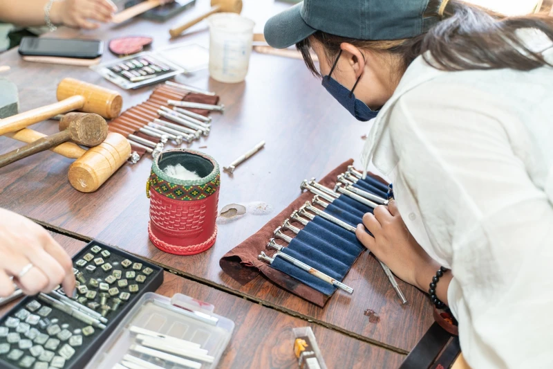 嘟嘟工作室可體驗皮雕。