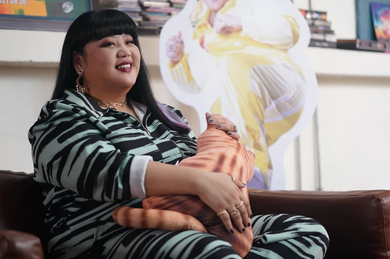 蔡嘉茵在《比悲傷更悲傷的故事》影集版飾演搞怪歌手小貓女Bonnie