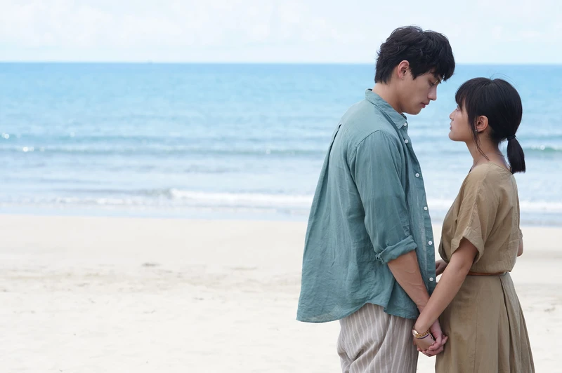 范少勳、王淨兩人在海邊戲碼